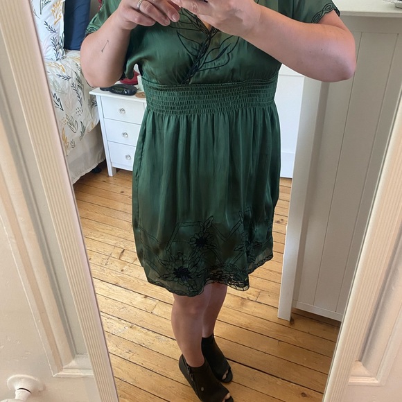 Le Château | Elastic waist. Wrap dress. Silk looking green mini dress. Size M. - Picture 9 of 9